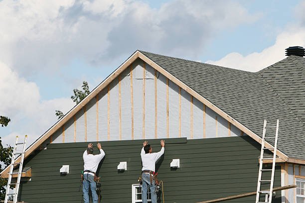 Professional Siding Installation technician working in Castle Rock, WA
